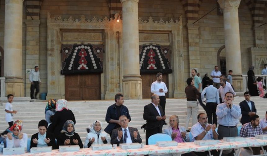 Abdulhamithan Camisi'nde kardeşlik iftarı