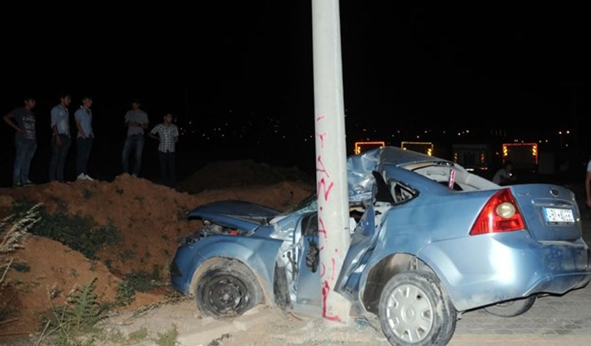 Kahramanmaraş'ta otomobil direğe çarptı: 1 ölü, 1 yaralı