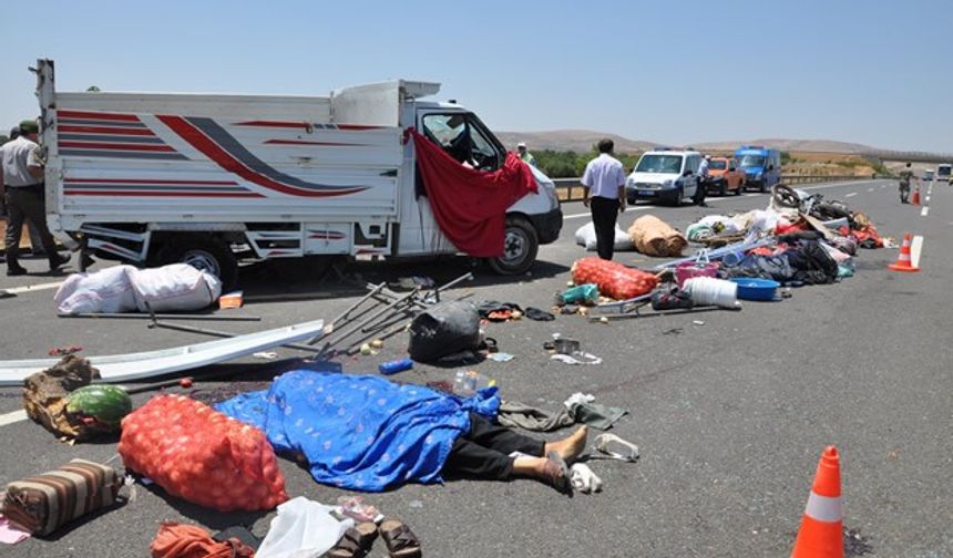 Tarım işçilerini taşıyan kamyonet devrildi: 3 ölü, 8 yaralı