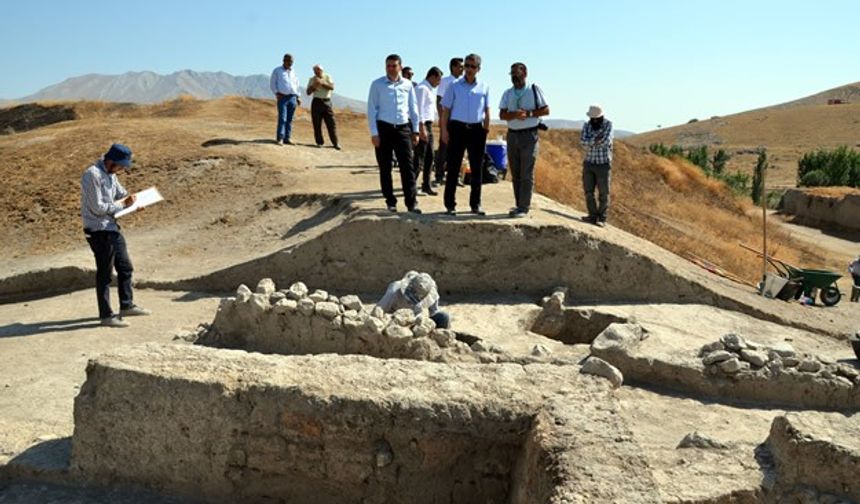 Kaymakam Akkoyun, kazı alanında incelemede bulundu