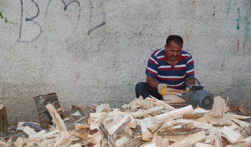 Baltayla odun kırmada zorlanınca makinesini yaptı