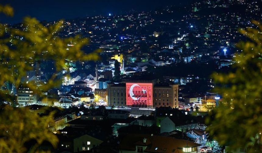 Tarihi Vijecnica Kütüphanesi Türk bayrağına büründü