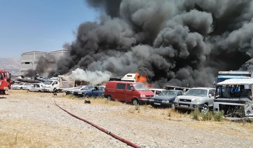 Kahramanmaraş’ta hurdalıkta yangın dumanlar gökyüzünü kapladı