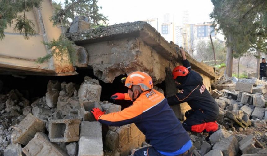 Kahramanmaraş'ta bina çöktü