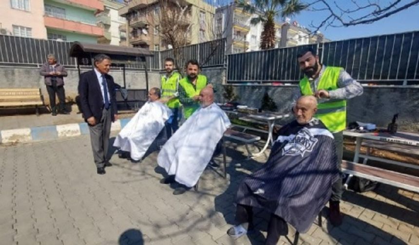 Kahramanmaraş’ta bir grup gönüllü tarafından oluşturulan ‘Bir tebessüme değer’ projesi kapsamında ücretiz tıraş geleneği sürdürüyor.