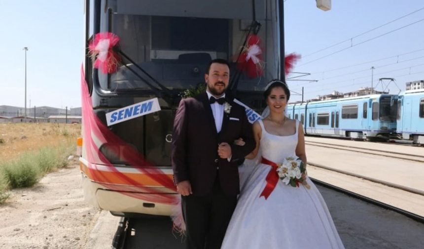 Evlenen Vatman çiftin gelin aracı Tramvay oldu