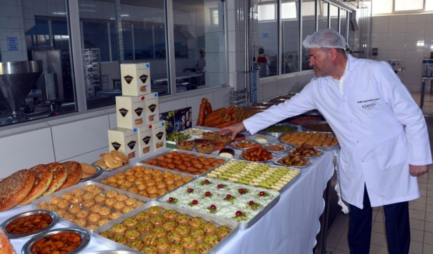 Kahramanmaraş'ta günlük 30 çeşit tatlı üretiyorlar