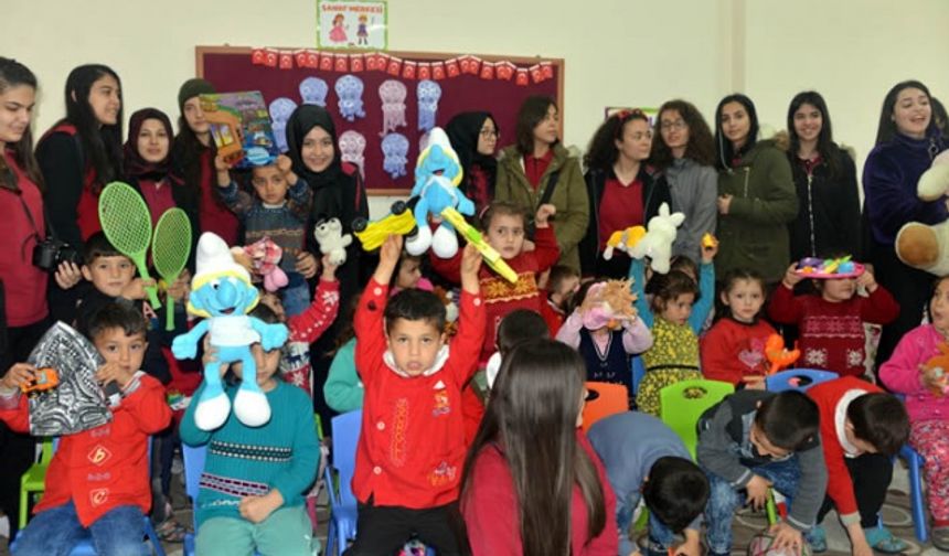 Topladıkları oyuncaklarla köy çocuklarının yüzlerini güldürdüler