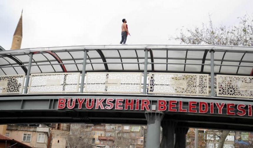 Üst geçitte bıçakla kendini yaralayan arkadaşını üzerine atlayarak durdurdu