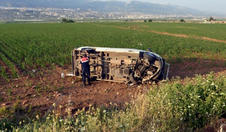 Yolcu minibüsü mısır tarlasına devrildi: 6 yaralı