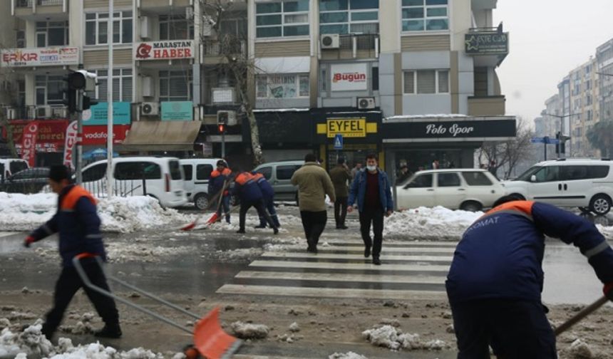 Kahramanmaraş Büyükşehir Belediyesi Personellerinin Kar Temizliği  Devam Ediyor