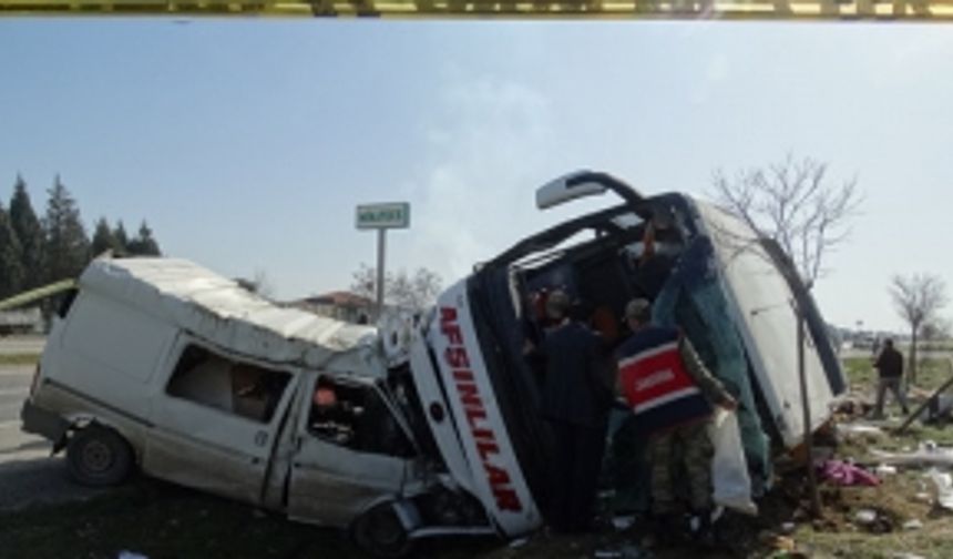 Kahramanmaraş'ta yolcu otobüsü ile minibüs çarpıştı! 34 yaralı