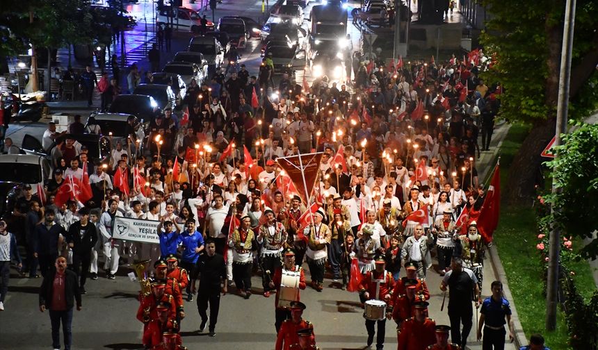 19 Mayıs Atatürk'ü Anma, Gençlik ve Spor Bayramı dolayısıyla Kahramanmaraş'ta Fener Alayı düzenlendi