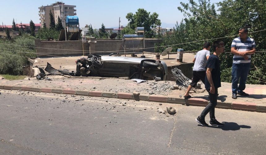 Kahramanmaraş'ta hızını alamayan otomobil yıktı geçti