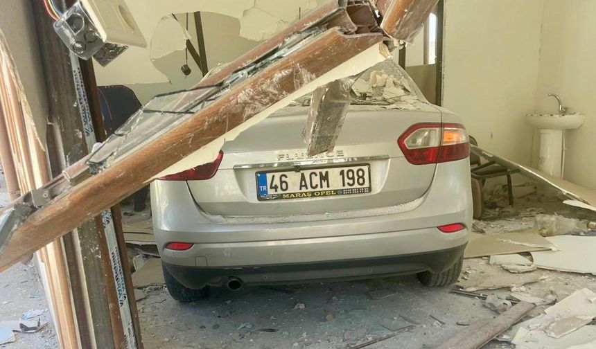 Kahramanmaraş Kuzey Çevre Yolu'nda Panik: Lastiği Patlayan Otomobil İşyerlerine Daldı!