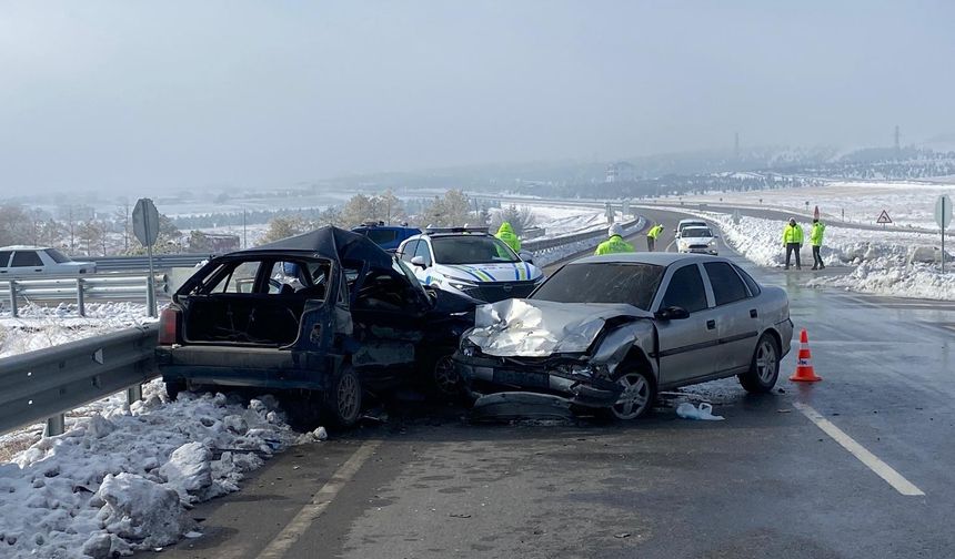 Kahramanmaraş'ta İki Otomobil Çarpıştı: Araçlar Hurdaya Döndü