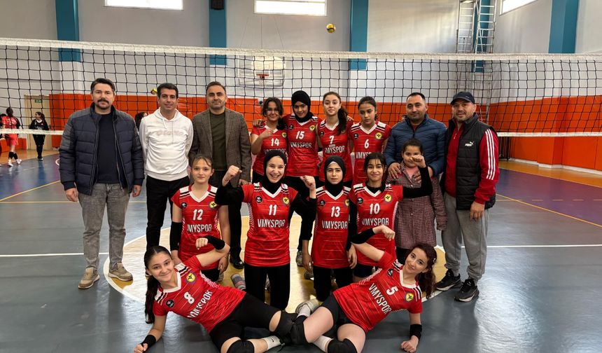 5 Nisan Ortaokulu Kız Voleybol Takımı, Türkiye Yarı Finallerine Yükseldi