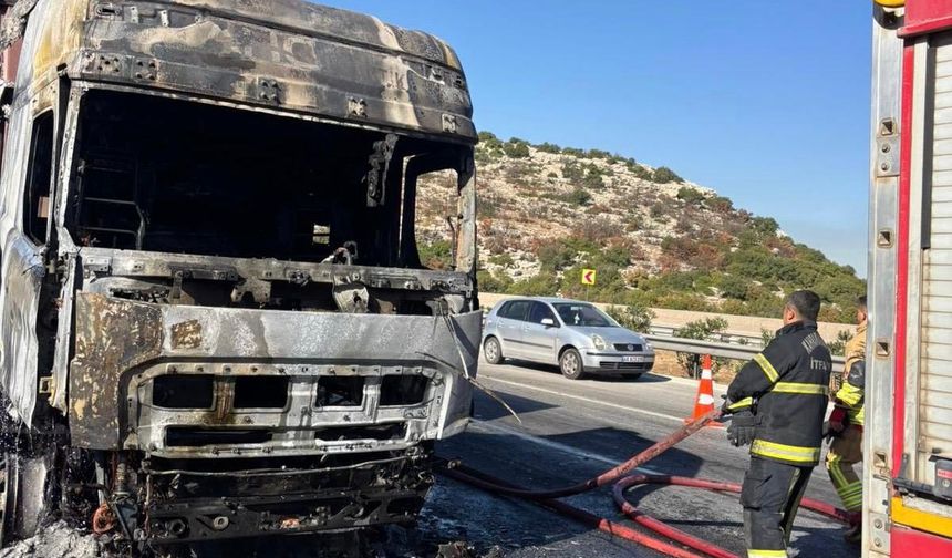 Kahramanmaraş’ta TIR Alev Aldı: Araç Küle Döndü