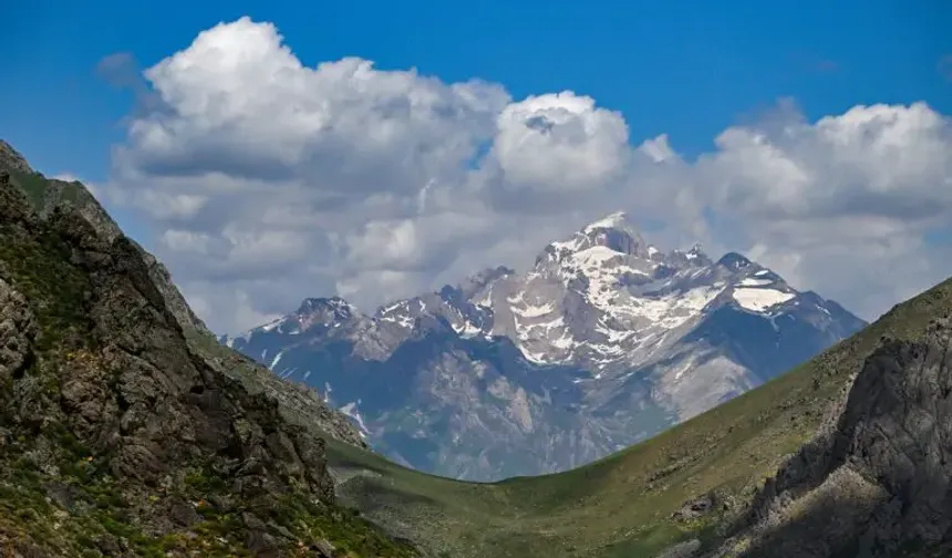 Kuzey kelimesinin eski Türkçe'deki kökeni olan KUZ ne demektir?