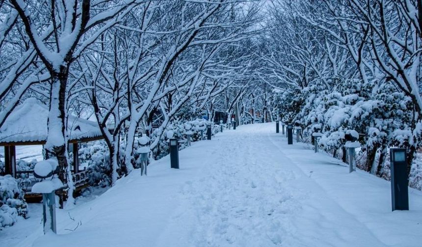 İstanbul’da Kar Yağışı Etkisini Artırdı: Okullar Bugün 31 Aralık Çarşamba Tatil Olacak mı? Gözler Valilikte