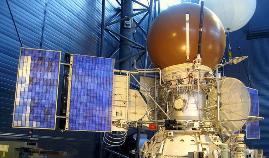 Dünyadan ve aydan başka bir gök cismine inen ilk uzay aracı hangisine inmiştir?