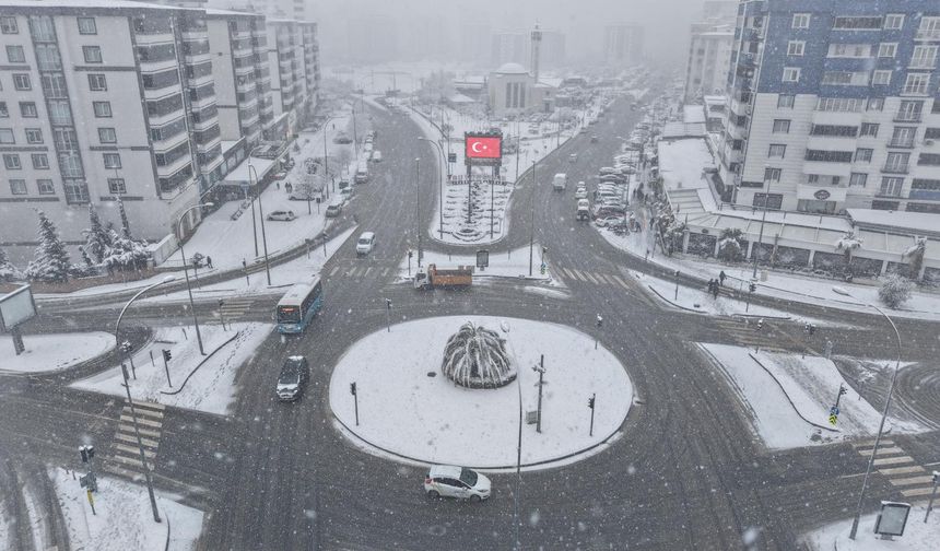 Kahramanmaraş’ta Kar Yağışıyla Birlikte Küreme ve Tuzlama Seferberliği