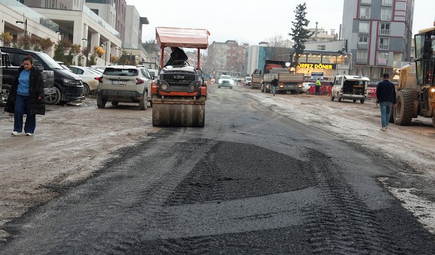 Kahramanmaraş’ta Yollar Sıcak Asfaltla Yenileniyor