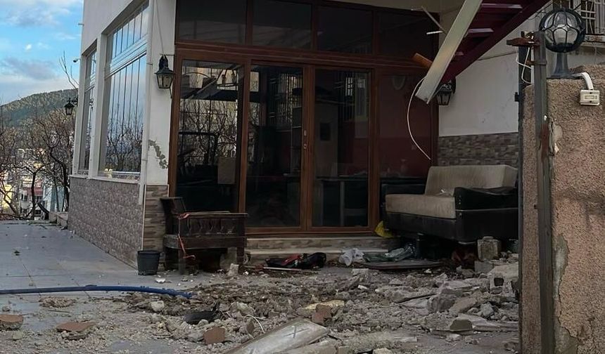 Kahramanmaraş’ta Rüzgar Alarmı: Çatı Savruldu, Patlama Yaşandı