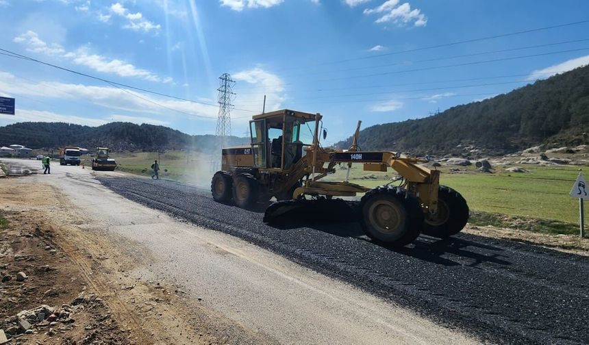 Kahramanmaraş Andırın’da 6 Mahalleyi Bağlayan Yol Onarılıyor