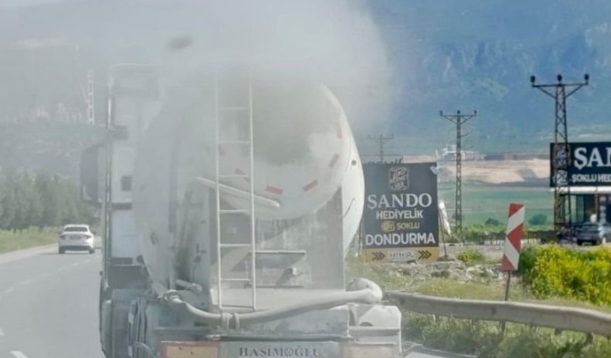 Kahramanmaraş'ta Beton Mikseri Yolda Toz Bulutu Oluşturdu