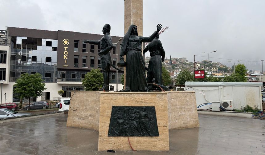 Kahramanmaraş'ta Atatürk ve Sütçü İmam Heykelleri Meydana Döndü