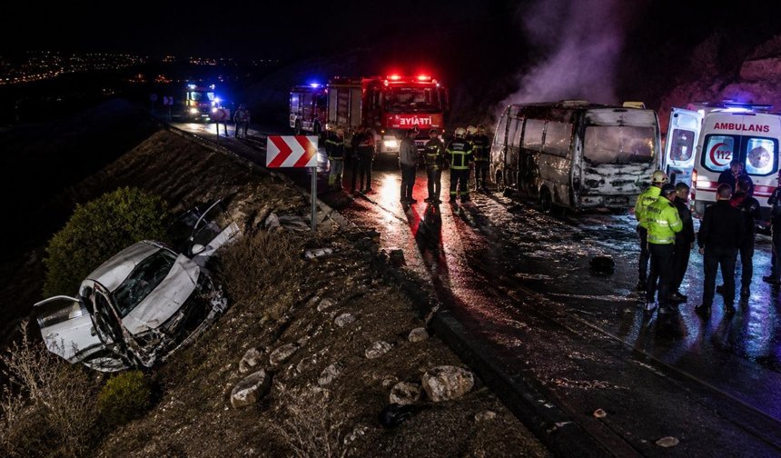 Kahramanmaraş’ta Can Pazarı: İşçi Servisi ile Otomobil Çarpıştı, Araç Alev Aldı