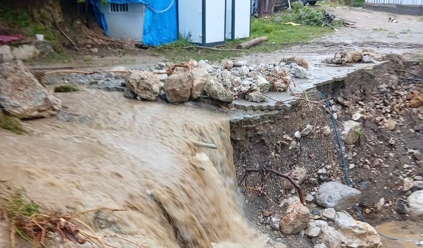 Kahramanmaraş Andırın’da Sel Felaketi! Dereler Taştı, Yollar Çöktü