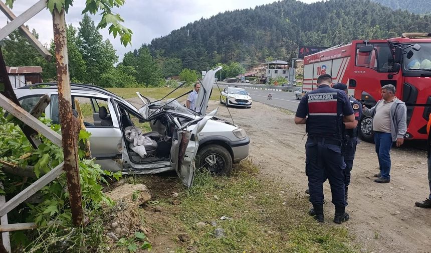 Kahramanmaraş'ta Direğe Çarpan Araçta Yaralı Sürücü Kurtarıldı