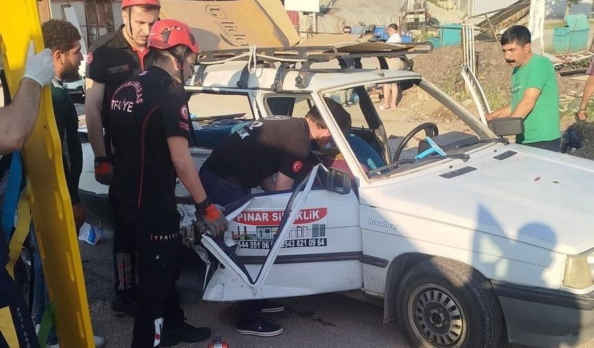 Kahramanmaraş’ta Elmalar Mahallesi’nde Kaza! Araç İçinde Sıkıştılar