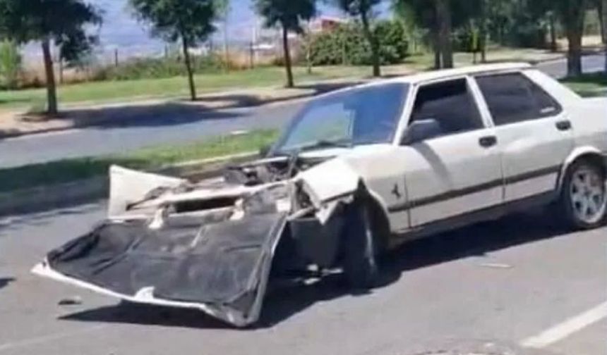 Kahramanmaraş’ta Otomobil Refüje Saplandı, Hurdaya Döndü!