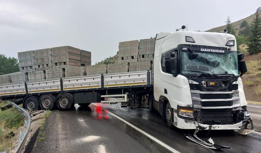 Kahramanmaraş'ta İki TIR Çarpıştı: İtfaiye Sıkışan Yaralıyı Kurtardı!