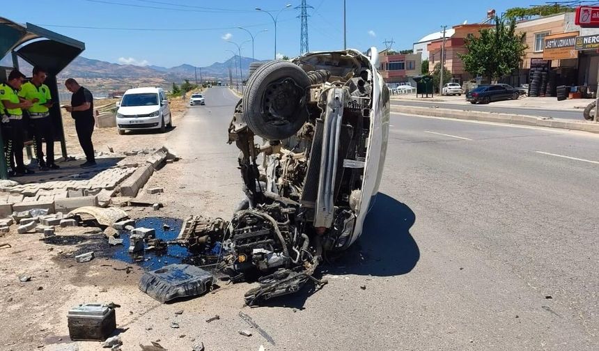 Kahramanmaraş’ta Otomobil Devrildi, Sürücü Mahsur Kaldı!
