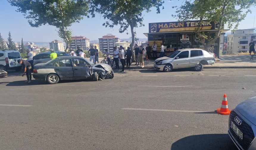 Kahramanmaraş'ta Ehliyetsiz Sürücü Kazaya Neden Oldu! 6 Araç Hasar Gördü