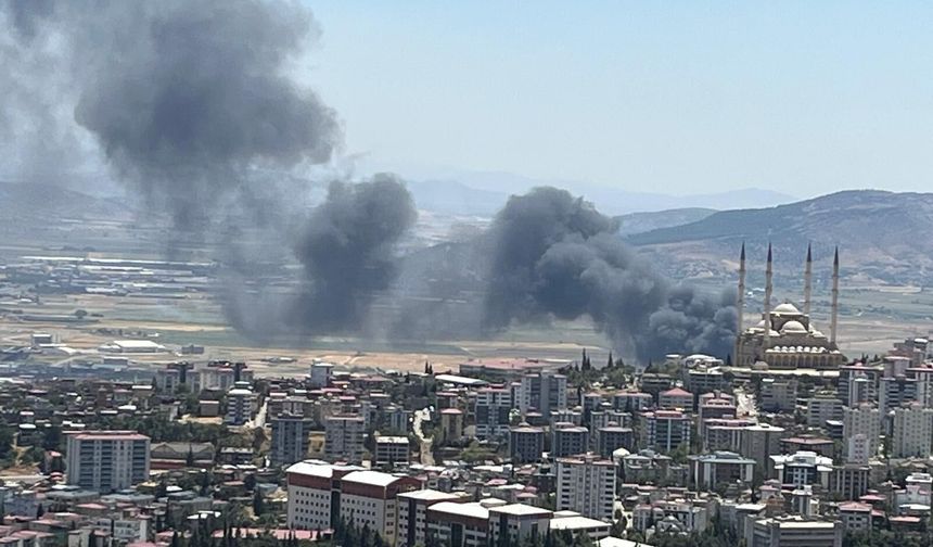 Kahramanmaraş'ta Büyük Fabrika Yangını! Alevler İkinci İş Yerine Sıçradı