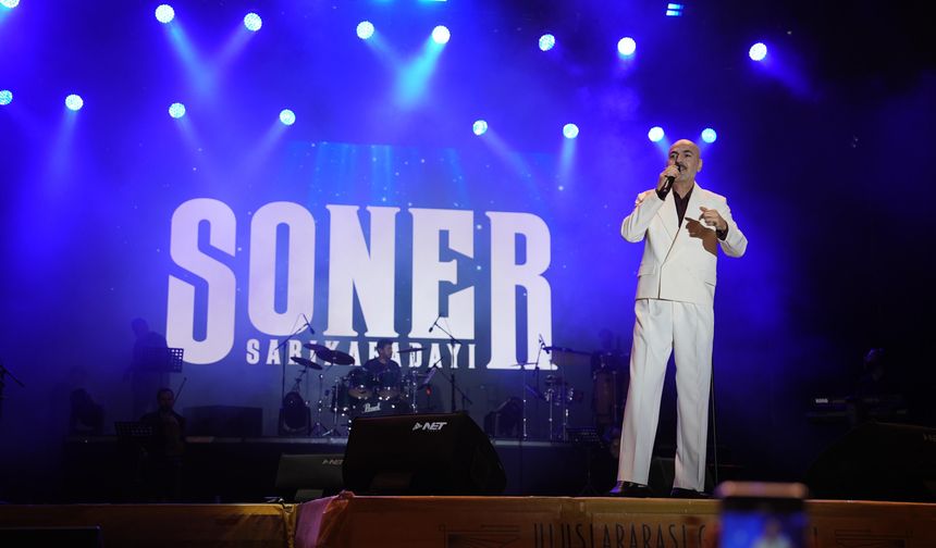 Kahramanmaraşlı Soner Sarıkabadayı KAFUM’u doldurdu: On binlerce kişi tek ses oldu