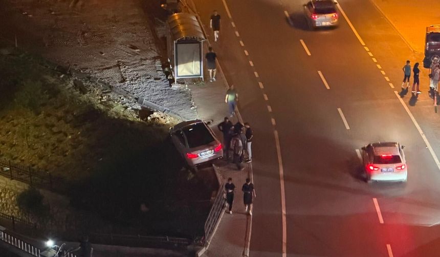 Kahramanmaraş'ta Lüks Otomobil Dere Kenarında Asılı Kaldı!