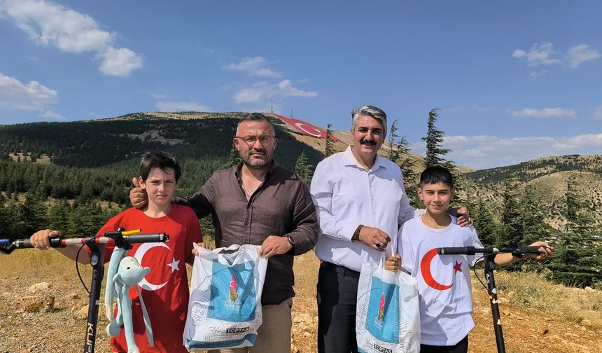 Kahramanmaraş'ta İki Öğrenci Dev Bayrağa Ulaştı: Scooterla 1830 Rakıma Çıktılar