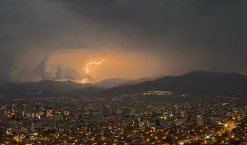 Kahramanmaraş semalarında nefes kesen görüntü: Gece bir anda aydınlandı