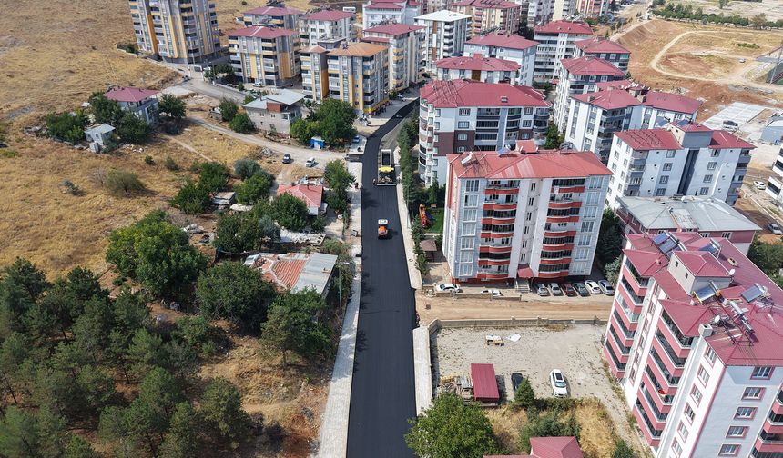 Afşin’de 1,5 kilometrelik Atlas Caddesi için asfalt seferberliği