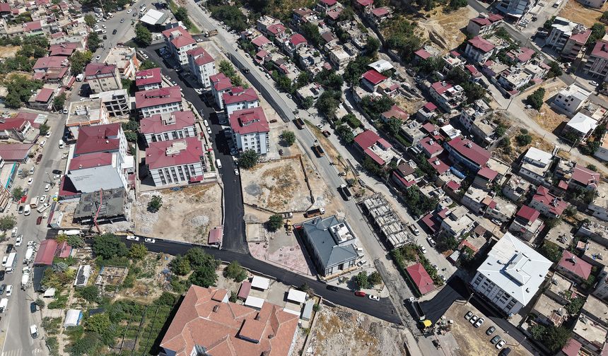 Kahramanmaraş’ta altyapısı tamamlanan sokaklar tek tek asfaltlanıyor