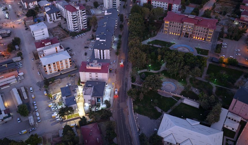Elbistan Pınarbaşı Caddesi köpüklü suyla baştan sona yıkandı