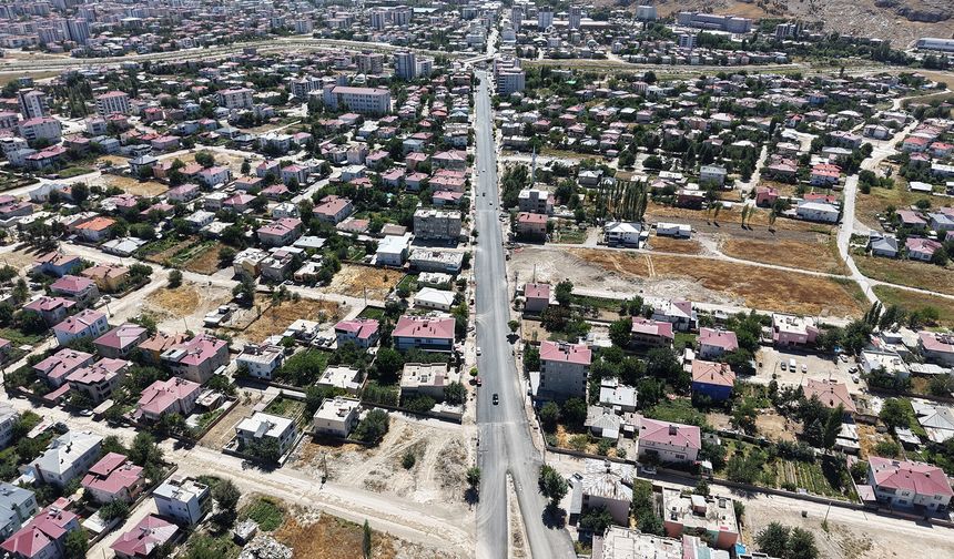 Kahramanmaraş Elbistan’da Çilingir Caddesi sıcak asfaltla yenileniyor