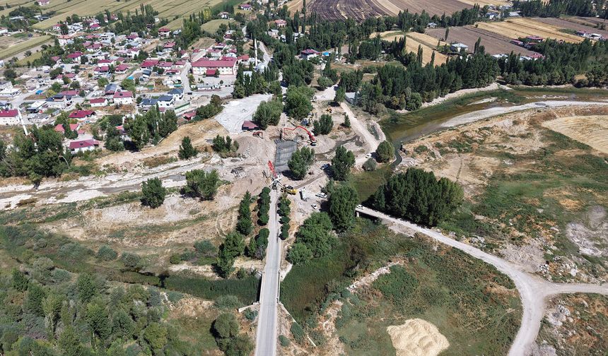 Kahramanmaraş’ta 51 yıllık köprü tarih oldu: Yerine 15 milyon TL’lik yenisi yapılıyor