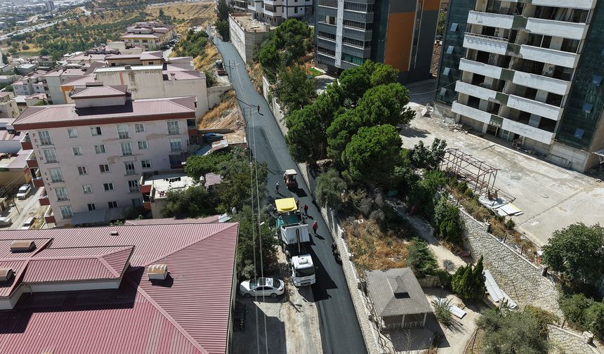 Kahramanmaraş’ta 1,5 Kilometrelik Cadde Sıcak Asfaltla Yenileniyor